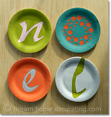 christmas wall decoration: 'noel' paper plates