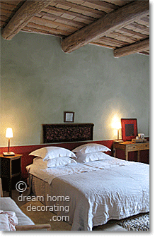 complementary green and red bedroom in Provence, France