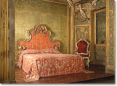 Venetian bedroom in red, green and gold