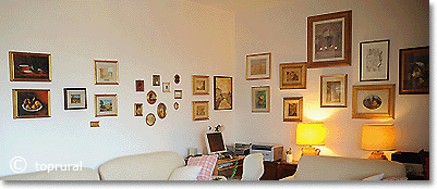 picture gallery in a Tuscan living room