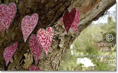 Outdoor Decorations on Valentine Day Outdoor Decoration  Make A Garland With Laminated Hearts