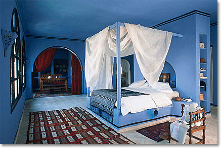 Mediterranean bedroom in blue, white and rose madder