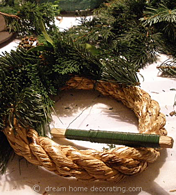 Making a wreath around a straw core